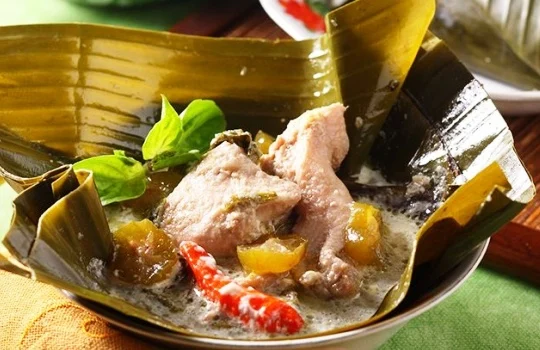 Resep Garang Asem Ayam Dibungkus Daun Pisang, Cara Bikinnya Gampang