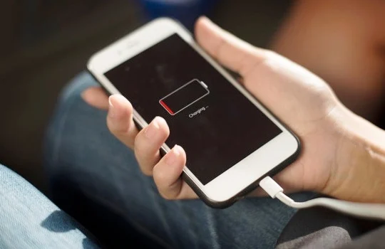 4 Tips Menghemat Baterai Smartphone Ketika Perjalanan Jauh