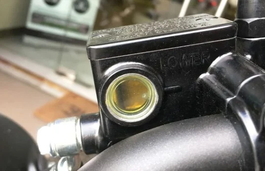 Cara Mengganti Minyak Rem Sepeda Motor dengan Mudah, Tidak Perlu ke Bengkel