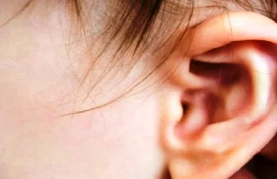 3 Cara Membersihkan Telinga Anak dengan Tepat dan Aman