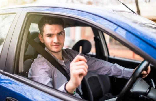 5 Cara Mengendarai Mobil Manual bagi Pemula dengan Mudah dan Benar