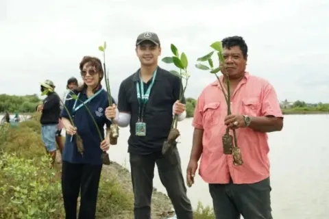 Universitas Pertamina Konsisten Pulihkan Pesisir Muara Gembong dengan Penanaman Mangrove