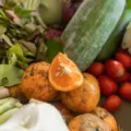 Daftar makanan tinggi serat harian seperti sayur segar dan buah alpukat untuk pencernaan sehat
