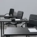 Penataan tata ruang kantor minimalis modern yang rapi dan fungsional