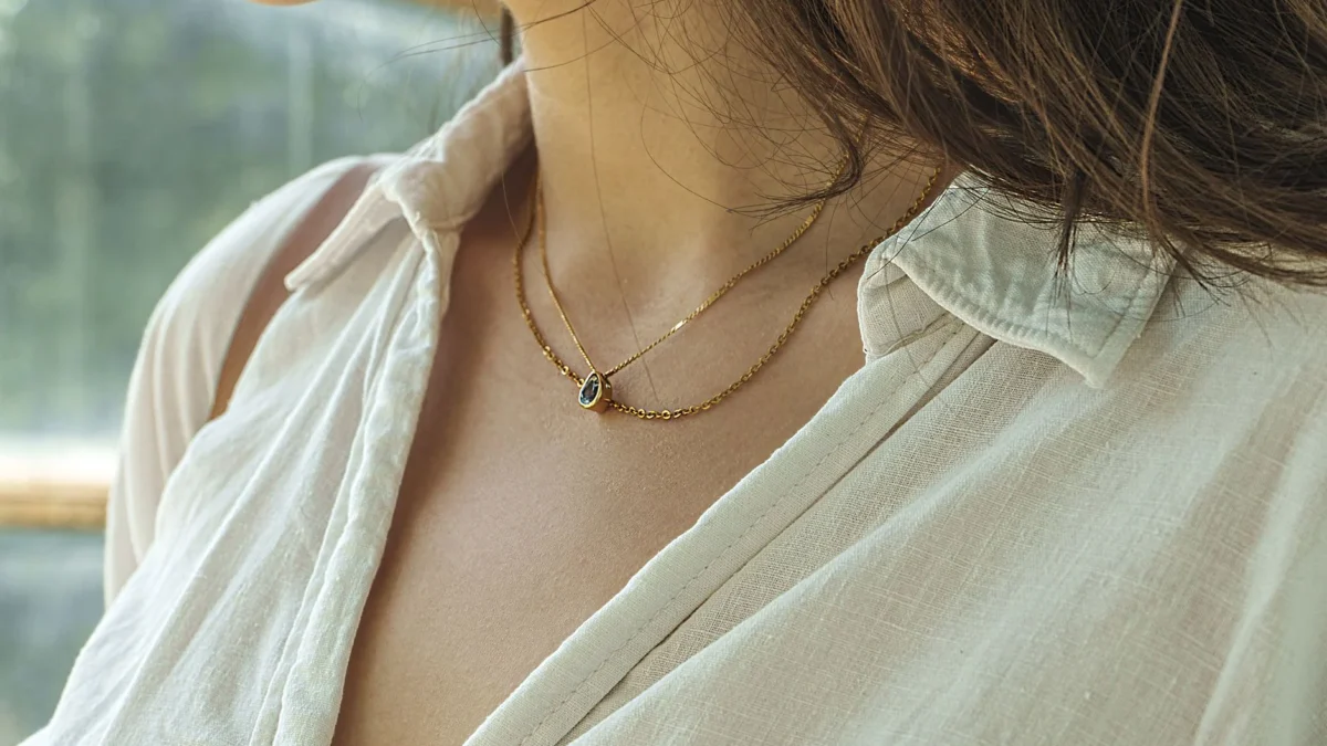Perhiasan Simpel Wanita Modern yang Wajib Punya Buat Look Elegan