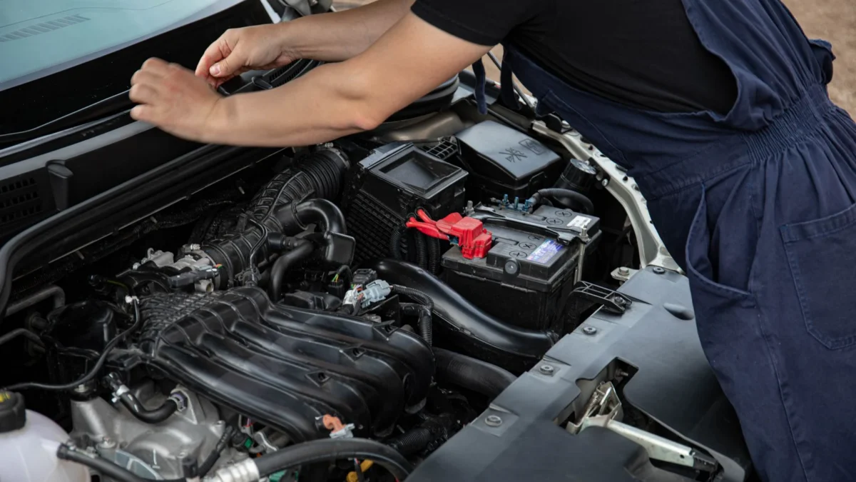 Tips Mengganti Aki Mobil Sendiri dengan Aman di Rumah