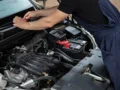 Tips Mengganti Aki Mobil Sendiri dengan Aman di Rumah